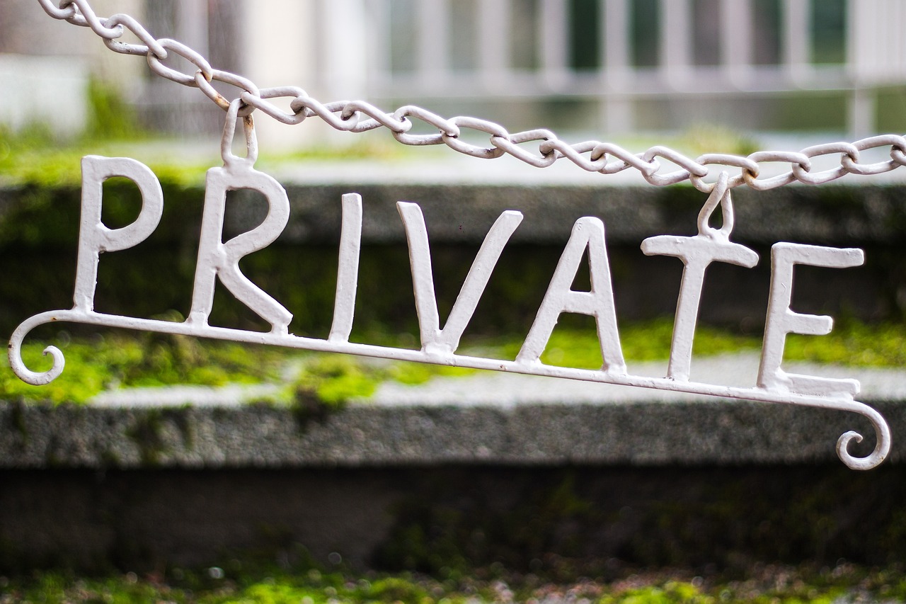 Skylt med texten private